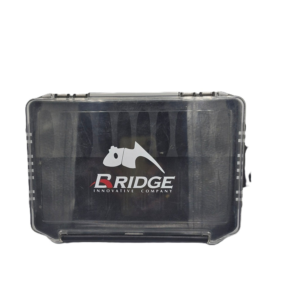 Cassetta Bridge Brian Case Pora Kabura 14,5 cm x 20,5 cm.